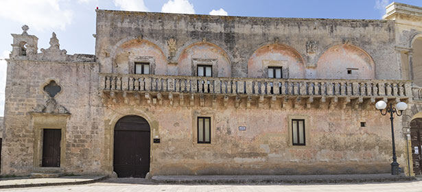 Palazzo Ciullo, edificio storico con cappella dedicata alla Madonna Immacolata, presenta dipinti e uno stemma familiare.
