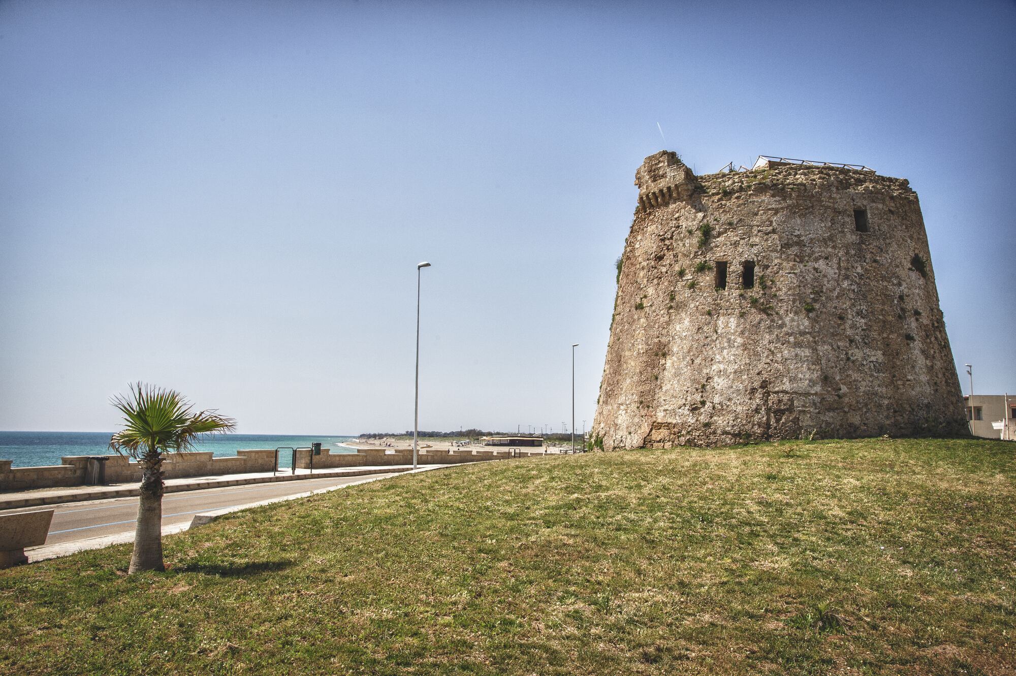 Torre Mozza, a Ugento, è una spiaggia con 3 Vele di Legambiente, caratterizzata da una lunga spiaggia bianca e acque cristalline, ideale per i bambini.