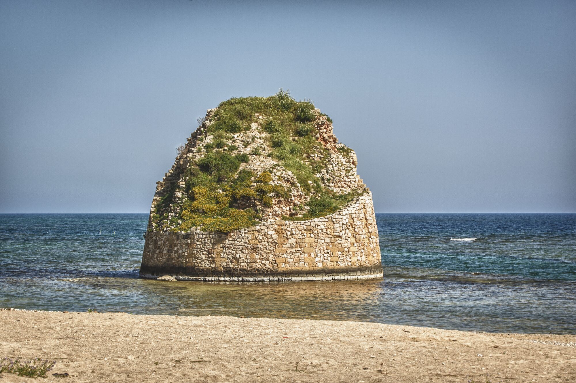 Spiagge in Salento: Torre Pali, una bellissima spiaggia di sabbia finissima con un porto turistico, Bandiera Blu e 3 Vele Legambiente.