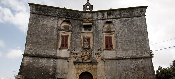 Il Palazzo Baronale D'Amely di Melendugno, una torre difensiva con pianta stellare, nel cuore del paese.