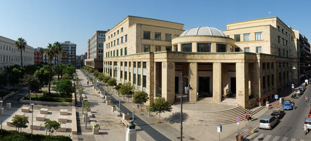 Il Palazzo delle Poste di Bari, un edificio sorprendente con una sala tonda e pavimenti moderni.