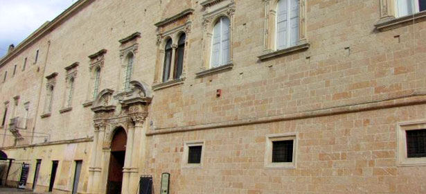 Palazzo Lopez y Royo, una fortezza con un bel portale e una cappella dedicata all'Annunciazione.