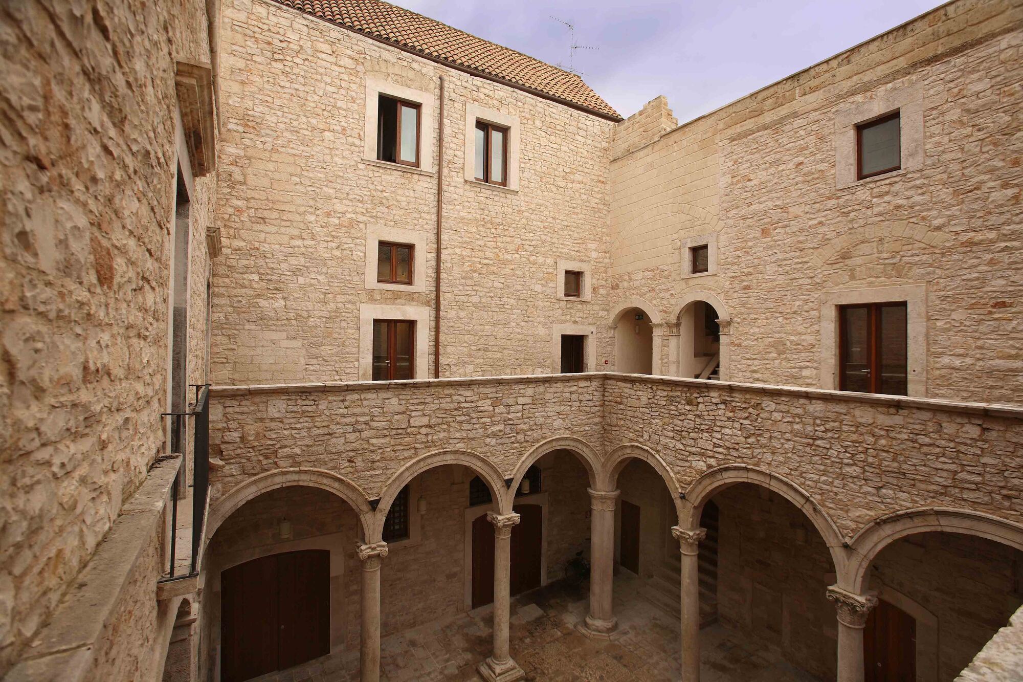 Il Palazzo Sylos-Calo di Bitonto, costruito nel 1529, è un'attrazione rinascimentale con una grande loggia e una galleria d'arte.