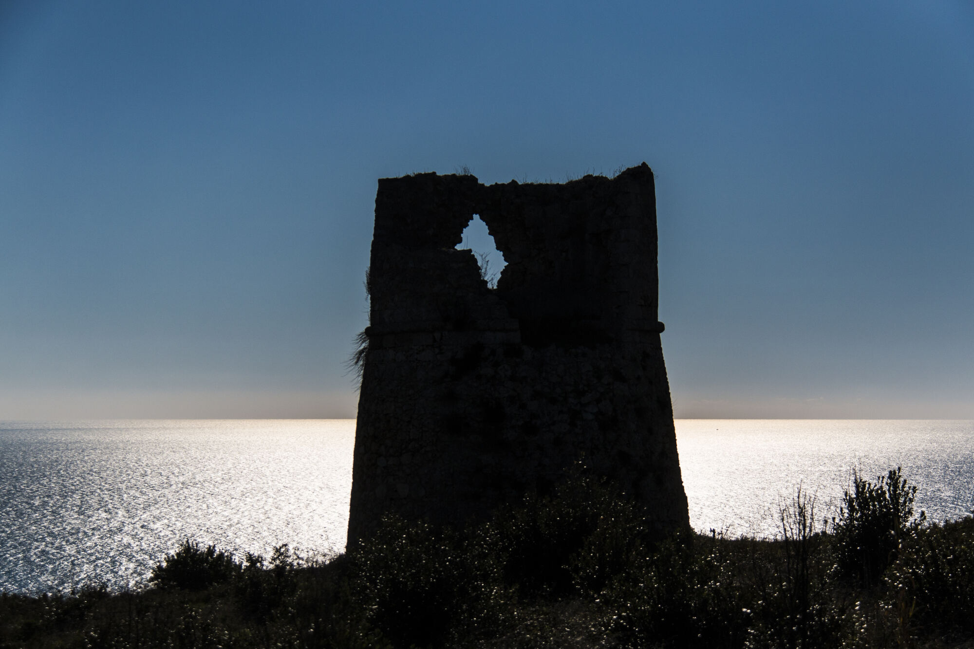 Spiagge in Salento: Marina di Torre Nasparo, una località balneare nel Parco Naturale Otranto-Santa Maria di Leuca, con scogliere impervie ma calette nascoste e mare incontaminato.