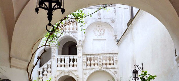 Palazzo Ceuli, un gioiello architettonico trasformato in bed & breakfast, con decorazioni e motivi sacri e profani.