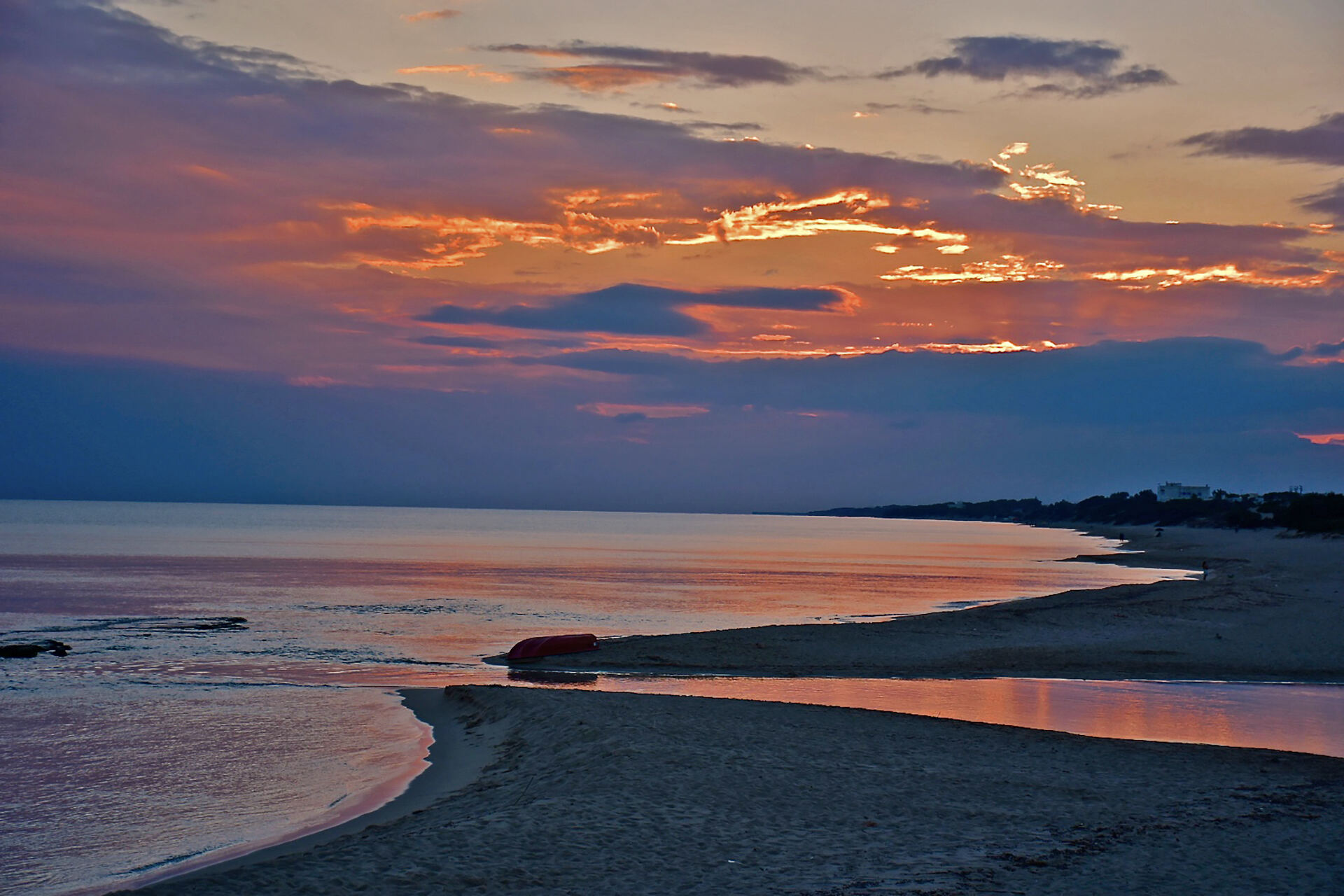 La splendida spiaggia di San Pietro in Bevagna, a nord di Porto Cesareo, nel comune di Manduria, offre un'ampia distesa di sabbia bianca e acque cristalline. Ideale per bagni sicuri e nuotate, con possibilità di noleggio di lettini ed ombrelloni.