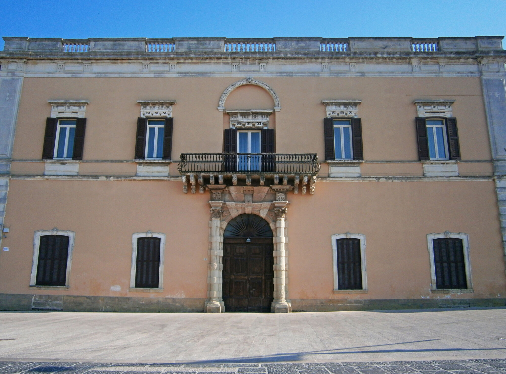 Palazzo Montenegro di Brindisi: testimonianza preziosa di edilizia civile tardo seicentesca con facciata rinascimentale.