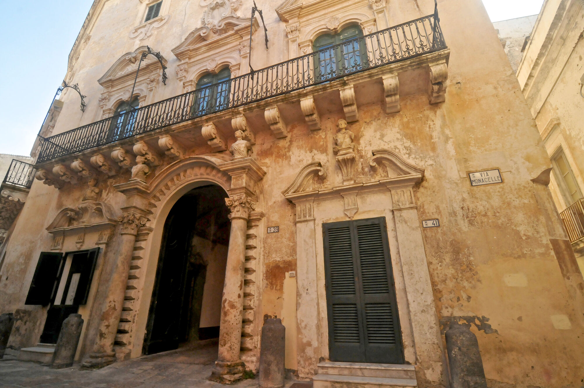 Palazzo Senape De Pace, dimora nobiliare con facciata sontuosa e interni ricchi di stucchi e decorazioni.