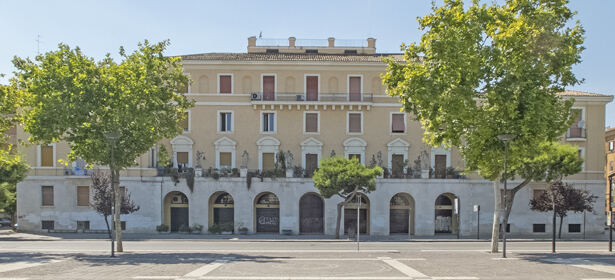Palazzo delle Statue, famoso esempio di edilizia popolare a Foggia con sei statue sul terrazzo.