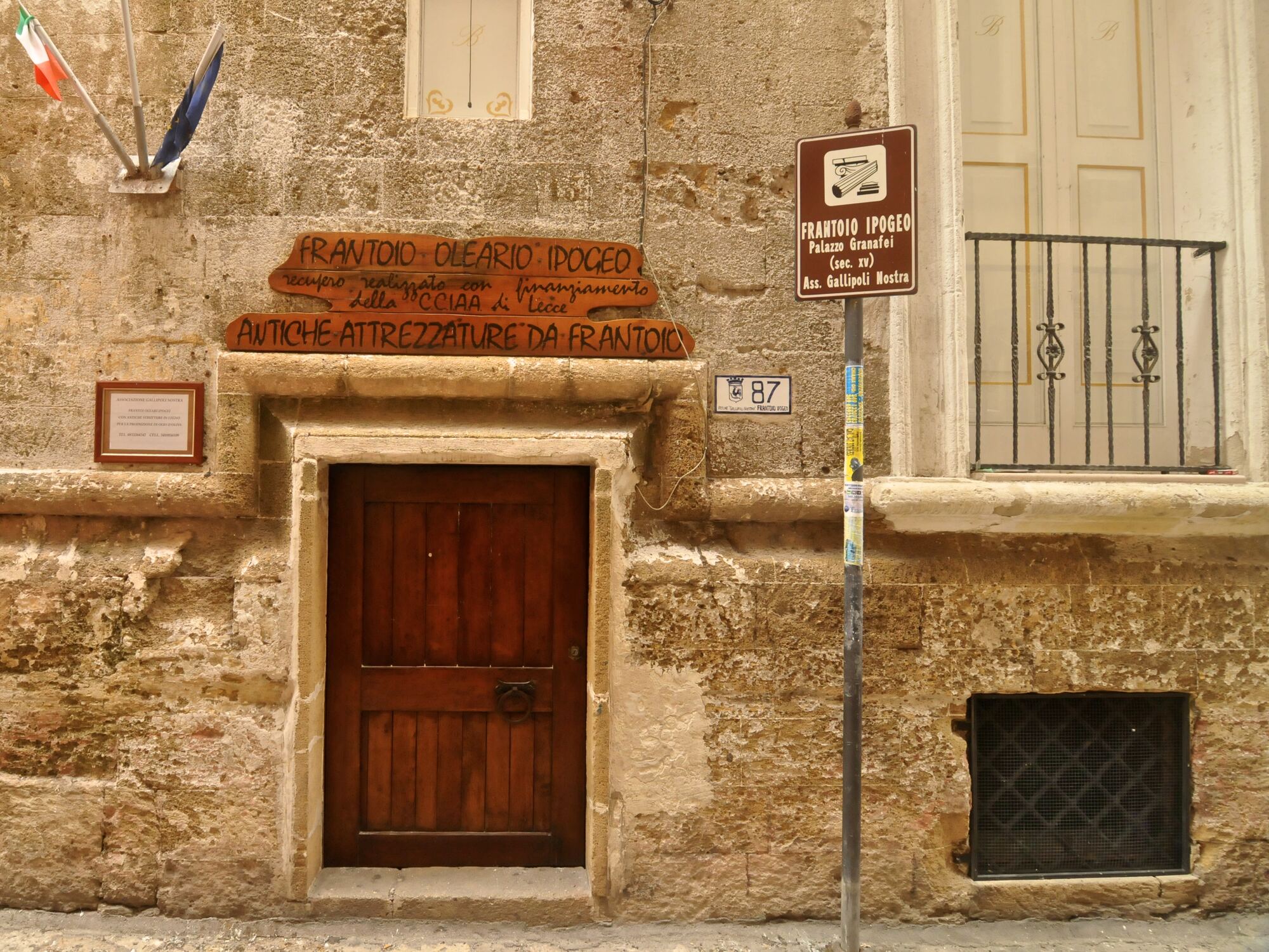 Palazzo Granafei, nel centro storico di Gallipoli, con portale catalano-durazzesco e finestre rinascimentali.