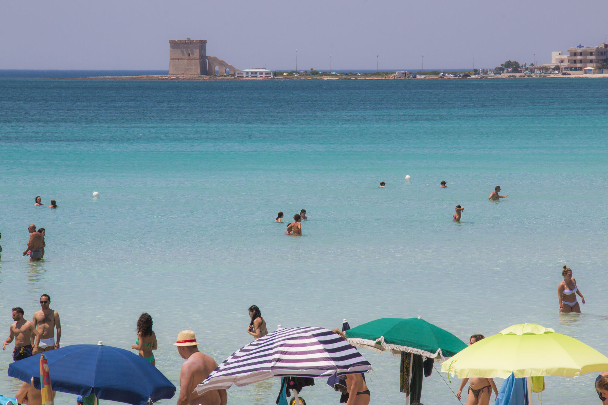 La spiaggia di Torre Lapillo, a nord di Porto Cesareo, offre sabbia chiara e finissima, acque cristalline e comfort per godersi il mare.