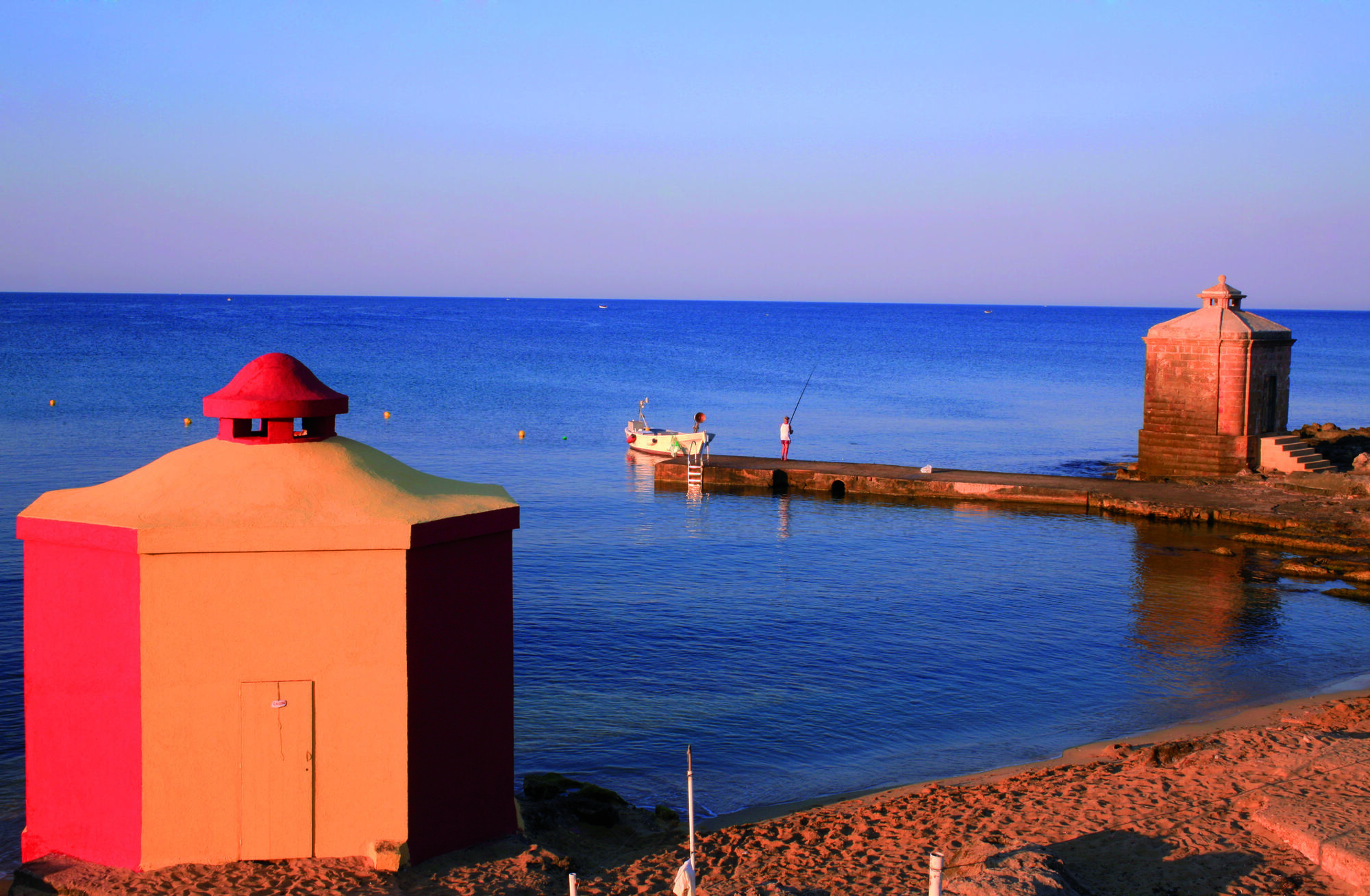 La spiaggia di Santa Maria di Leuca, vicino a Castrignano del Capo, offre un incantevole mix di sabbia e scogli, con la possibilità di fare il bagno in acque cristalline.