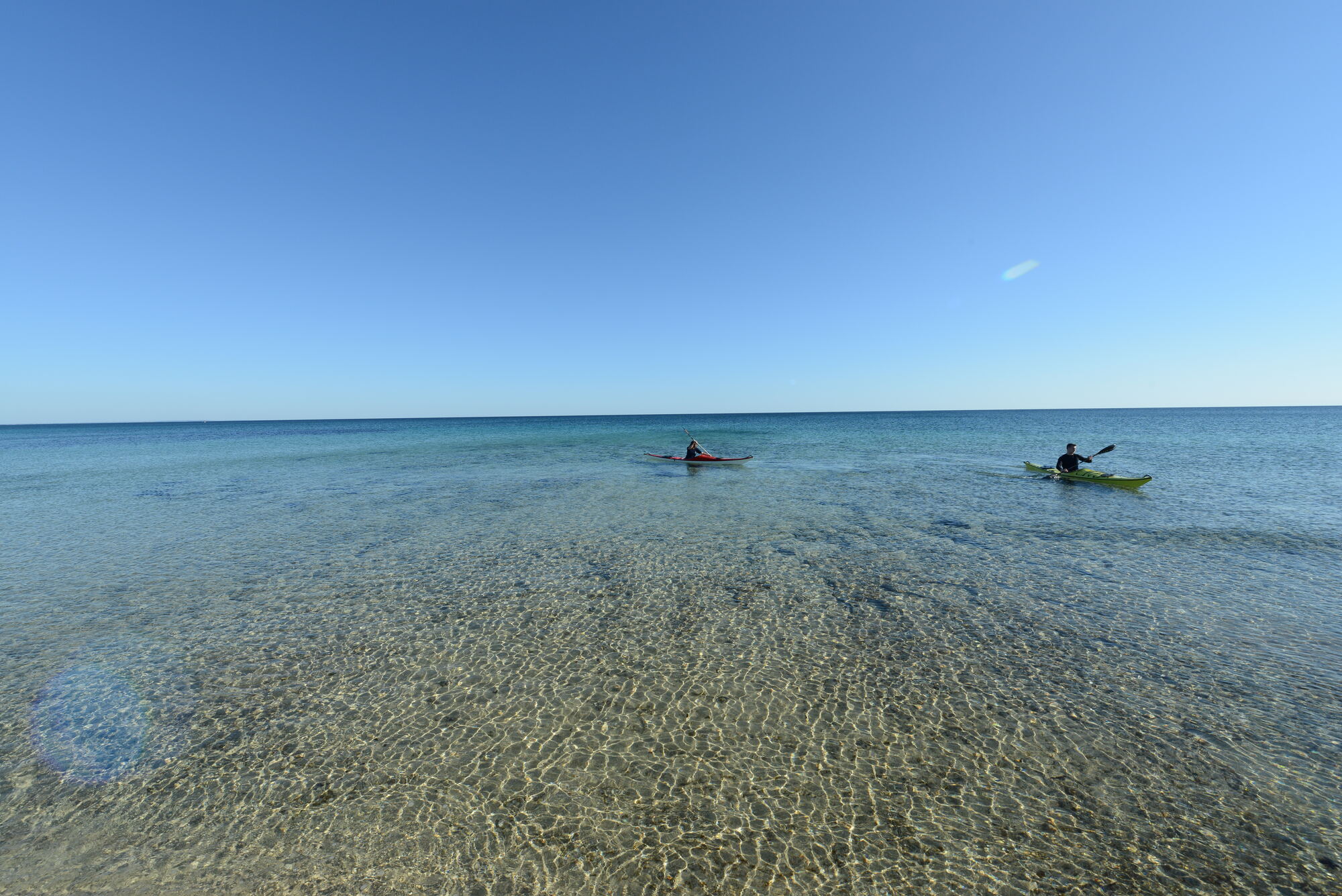 La baia di Torre Colimena nella Riserva naturale regionale orientata del Litorale Tarantino Orientale è una bellissima spiaggia premiata con le 3 Vele di Legambiente. La sabbia soffice e i fondali digradanti la rendono ideale per i giochi dei bambini. Nelle vicinanze della torre, la sabbia lascia il posto a scogliere frastagliate. La Salina Vecchia o dei Monaci è una salina utilizzata fin dall'epoca romana per l'estrazione dell'oro bianco. Oggi è un rifugio sicuro per i fenicotteri rosa.