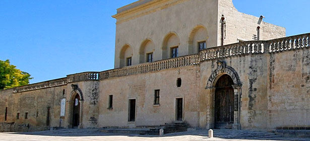 Palazzo Marchesale di Botrugno: scrigno di tesori con affreschi, pavimenti a mosaico e terrazzamenti, visitabile in parte.