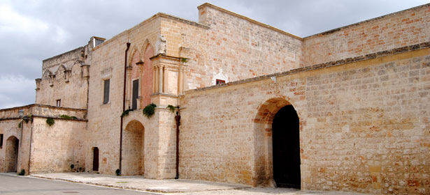 Il Palazzo ducale di Secli, costruito nel 1570, con affreschi e cappella, è una visita imperdibile in Puglia.