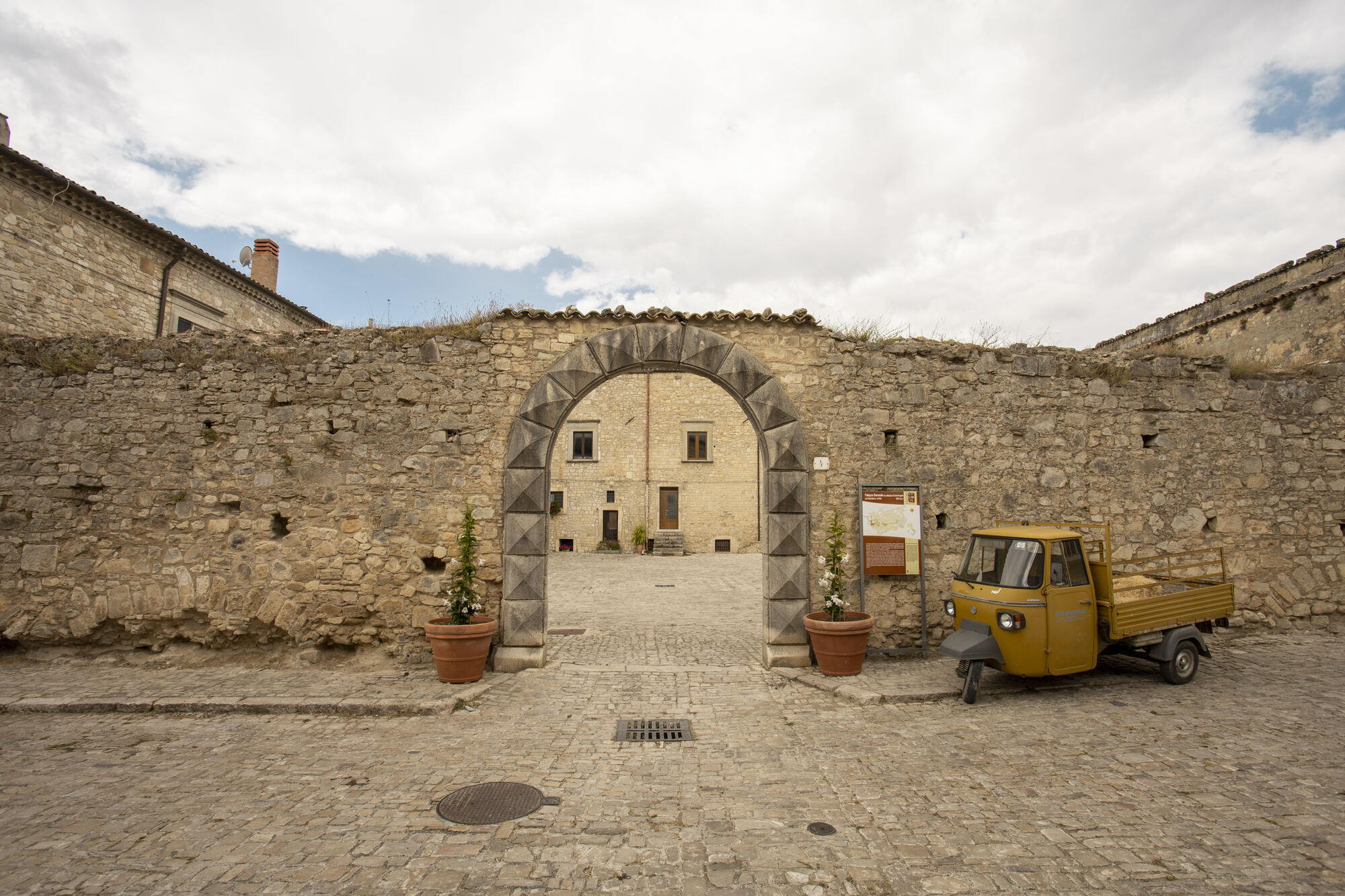Il Palazzo Baronale di Orsara di Puglia, ex monastero, è un'importante attrazione con storia e architettura uniche.