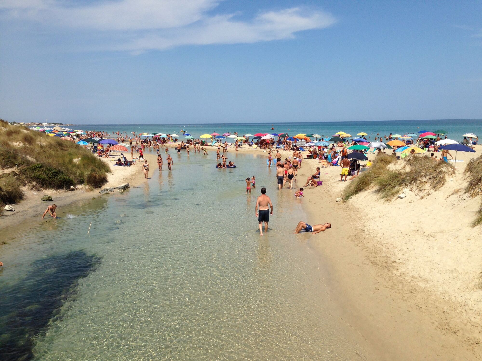 Torre Chianca, poco lontana da Lecce, è una località frequentata nel Salento con lunghe spiagge bianche e un fiume che si riversa nell'Adriatico. Ideale per gli amanti di kitesurf e windsurf.