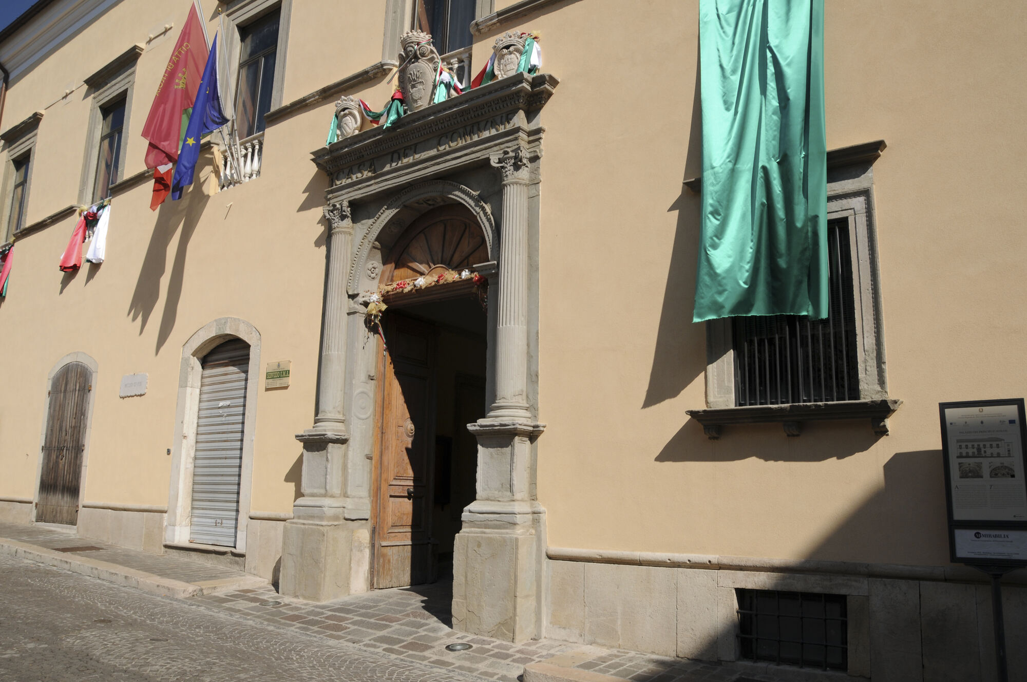 Complesso del XVI secolo, restaurato e ampliato nel 1643, sede del Comune e Museo Civico.