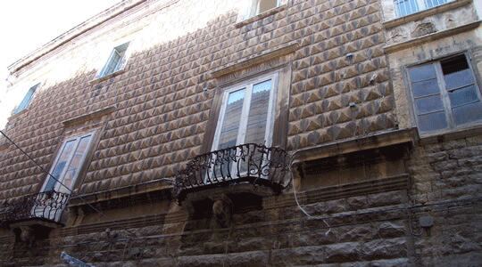 Palazzo Tupputi, edificio rinascimentale con facciata in bugne tagliate a punta di diamante, ricco di storia.