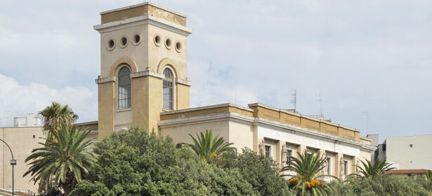 Palazzo delle Poste a Taranto, con statue rappresentanti Giustizia, Arte, Marineria, Agricoltura, Industria e Commercio.