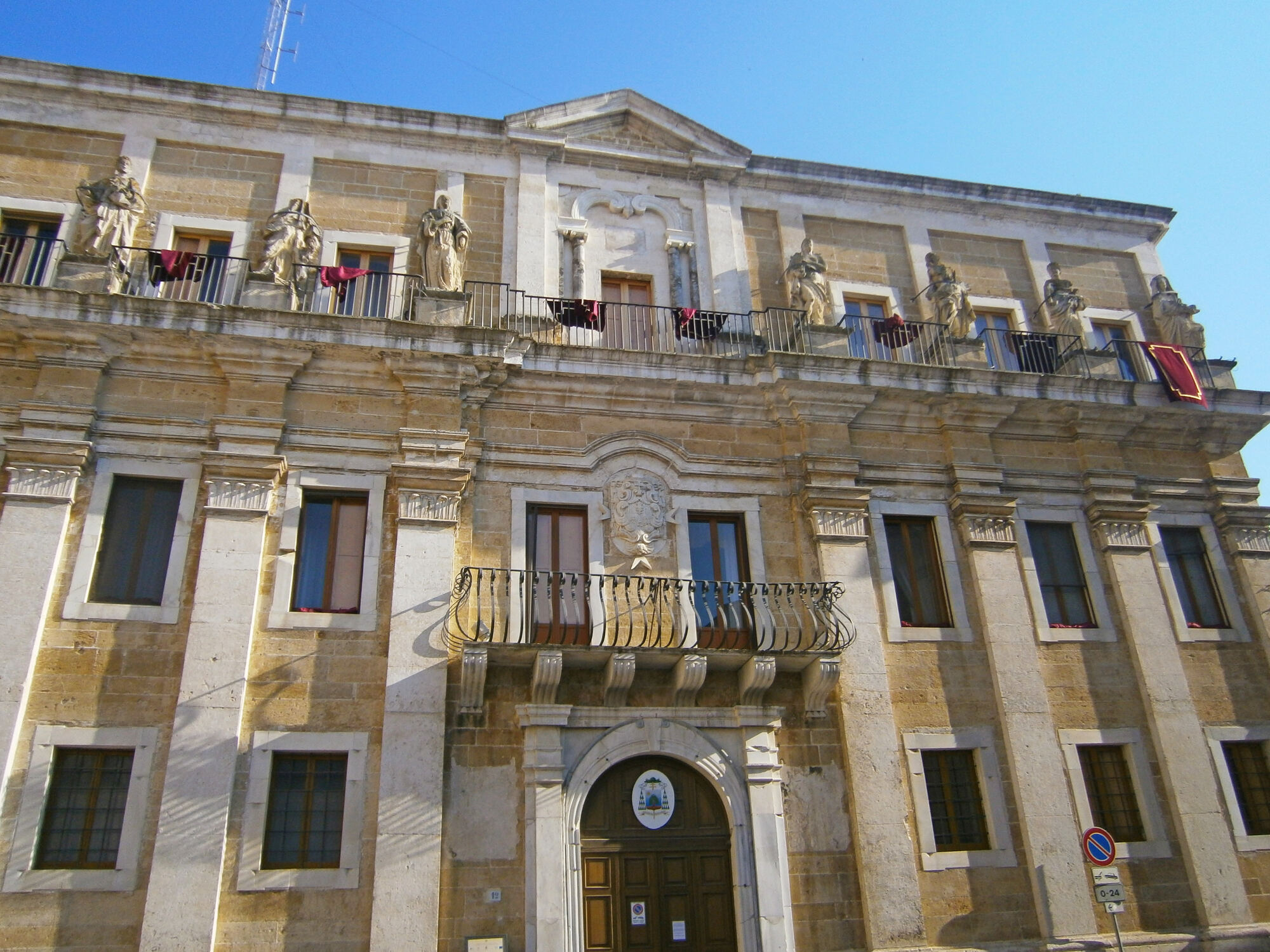 Il Palazzo del Seminario è un importante monumento barocco a Brindisi, con decorazioni provenienti dalla Basilica di San Leucio.