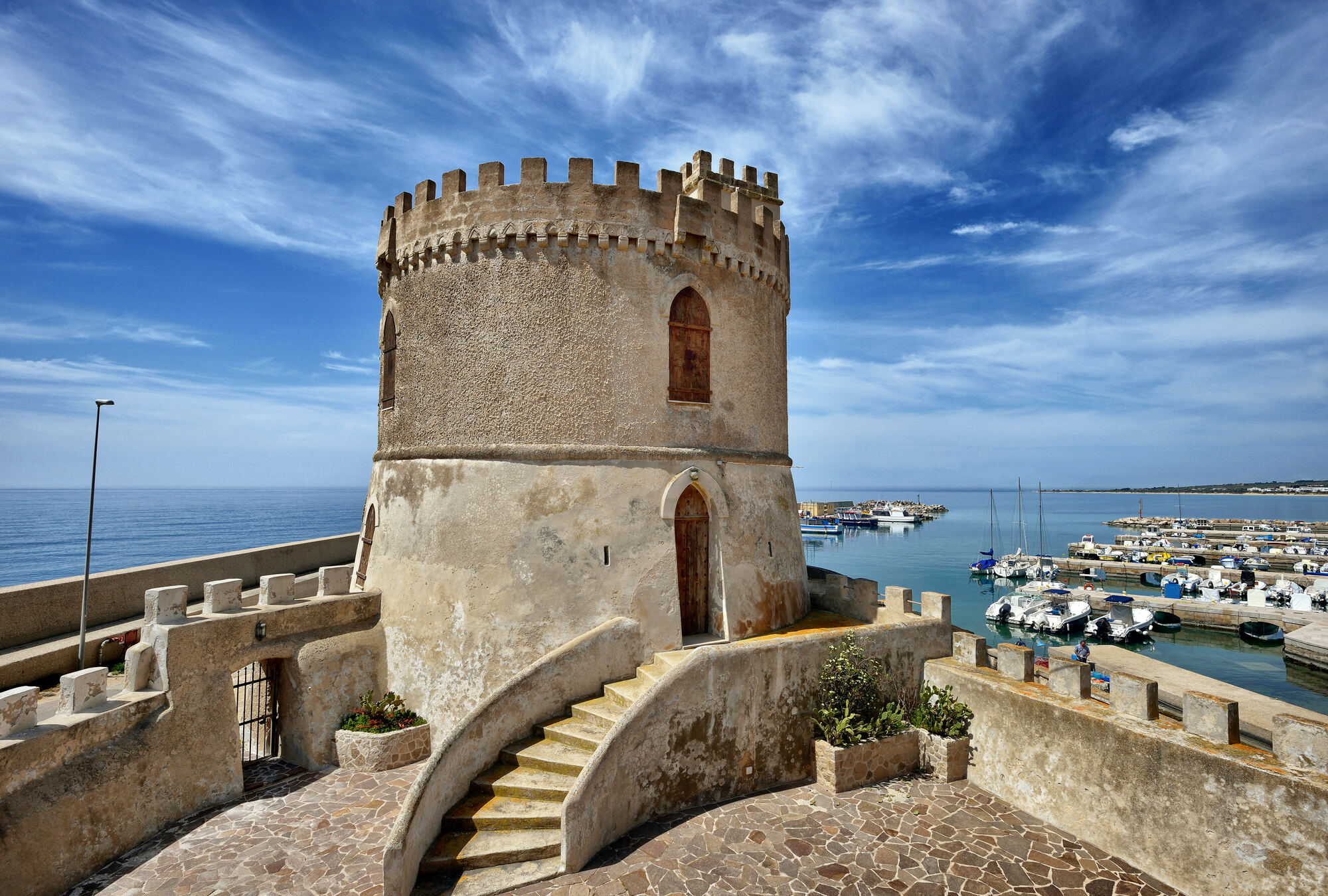 Torre Vado è una località turistica con una scogliera bassa e rocciosa, una breve spiaggia di sabbia finissima e le Sorgenti, dove sgorga acqua dolce. La costa è molto frequentata e il fondale diventa più profondo al largo.