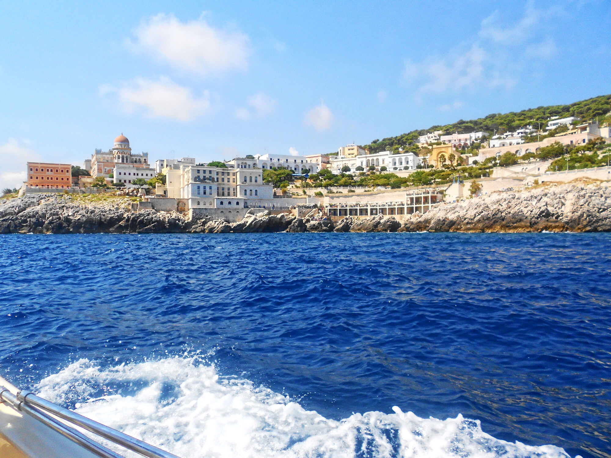 Santa Cesarea Terme è una località in Salento con scogliere, grotte e acque termali. Offre piscine naturali, stabilimenti balneari e una piscina sulfurea.