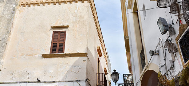 Palazzo Specolizzi, residenza signorile del XIV secolo con decorazioni classiche e stemma di famiglia.