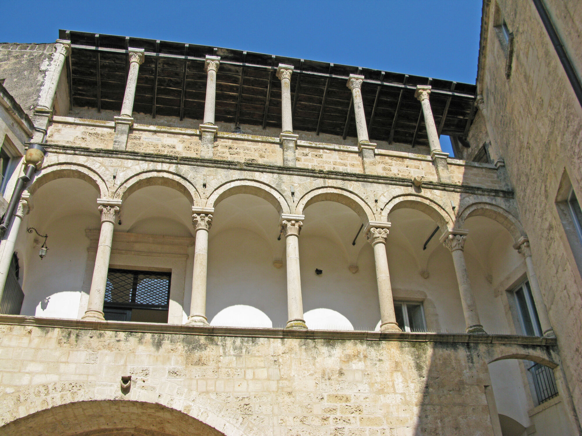 Palazzo De Angelis, Altamura: casa a corte con storia familiare, loggiato interno e maestoso salone.