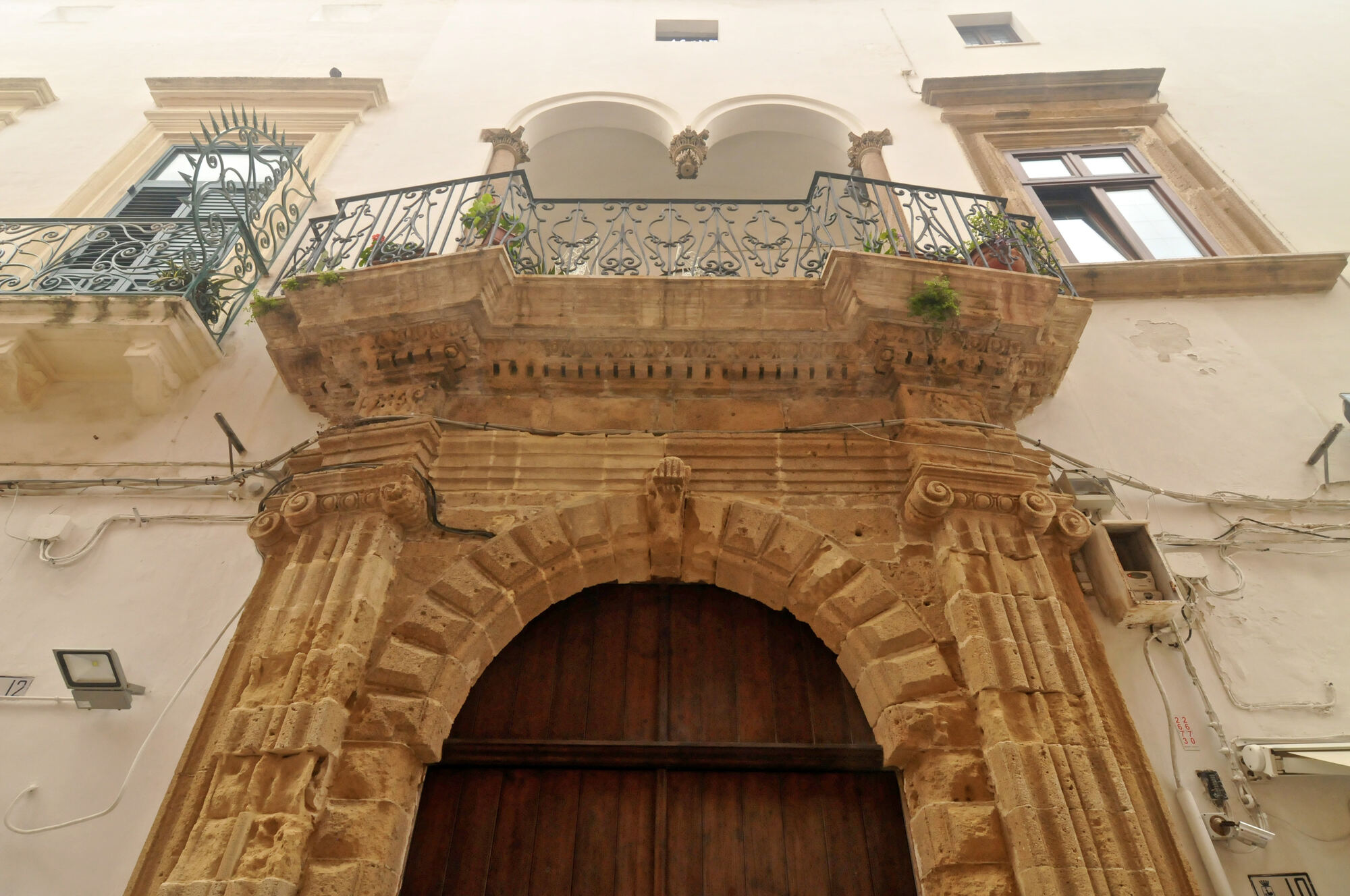 Palazzo Pirelli, edificio del XV secolo con portale e decorazioni barocche, ospita la farmacia Provenzano.