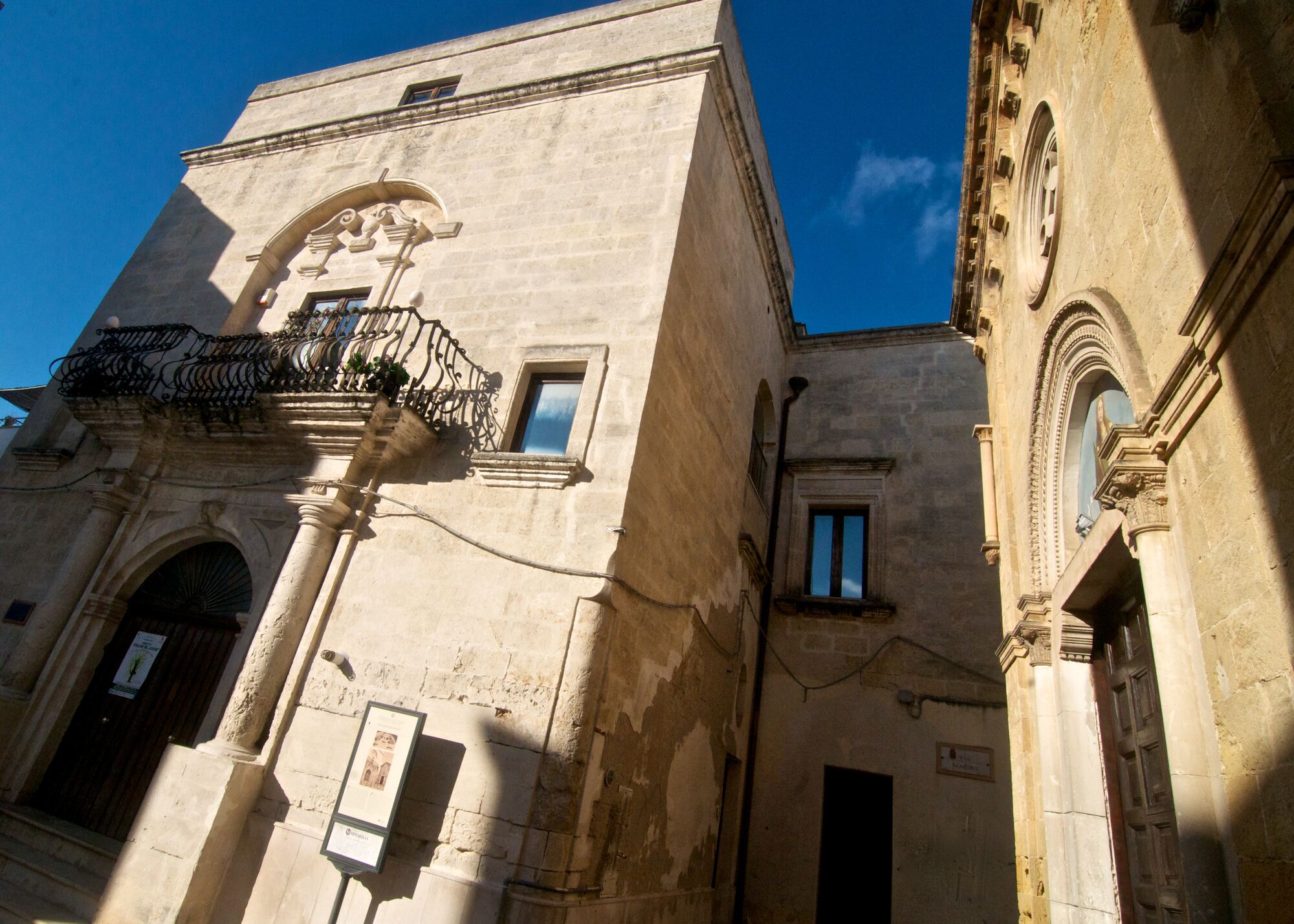 Palazzo De Felice di Grottaglie, un edificio storico con Pinacoteca comunale, offre arte e cultura.