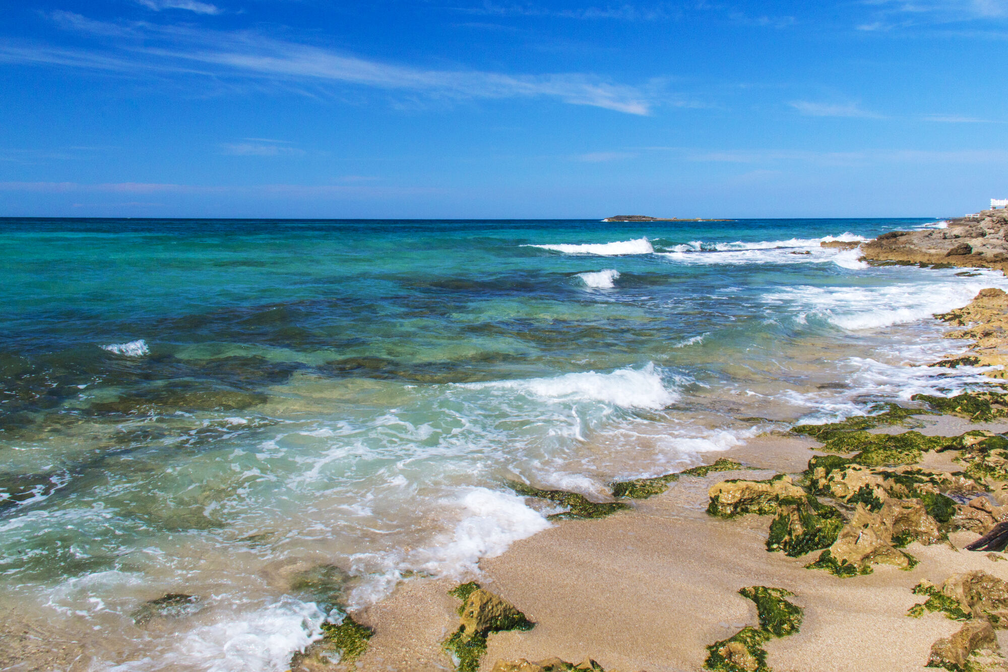 Con i suoi sei chilometri di costa di sabbia fine, la spiaggia di Torre San Giovanni è una delle più lunghe e suggestive del Sud Salento. Situata nel Parco Regionale Litorale di Ugento, premiato con le 3 Vele di Legambiente, offre una sabbia sottile e dorata, una pineta affacciata sul mare cristallino e una lunga area paludosa alle spalle. Dispone anche di un piccolo porto e una torre cinquecentesca.