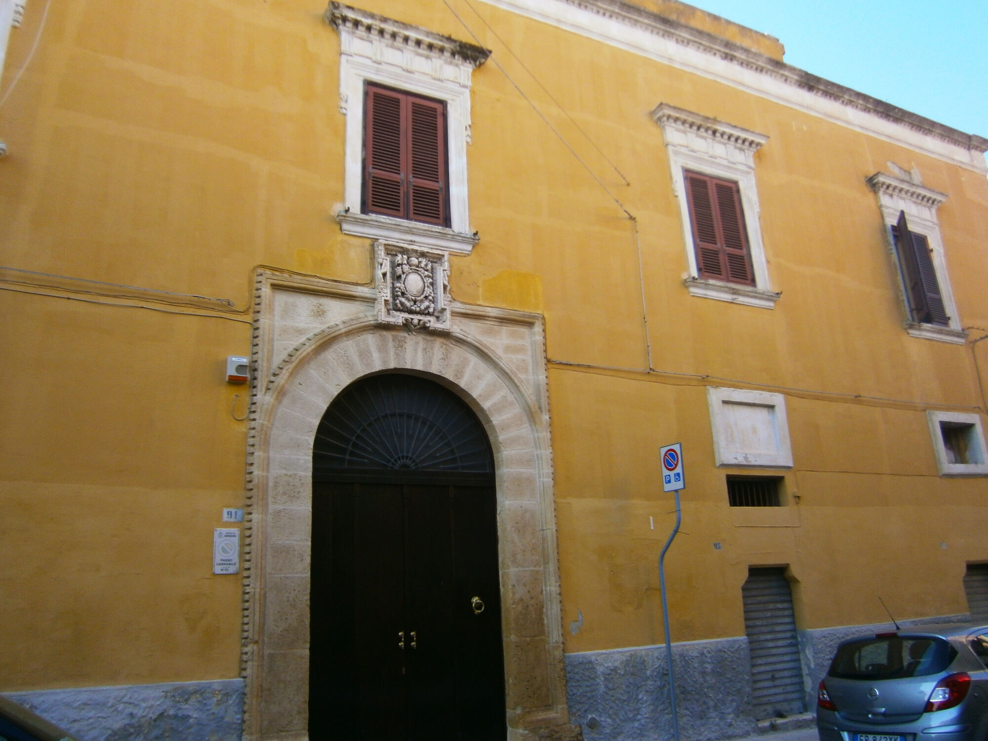 Palazzo Ripa di Brindisi, edificio cinquecentesco con portale elegante, finestre rettangolari e pitture del XVII e XVIII secolo.