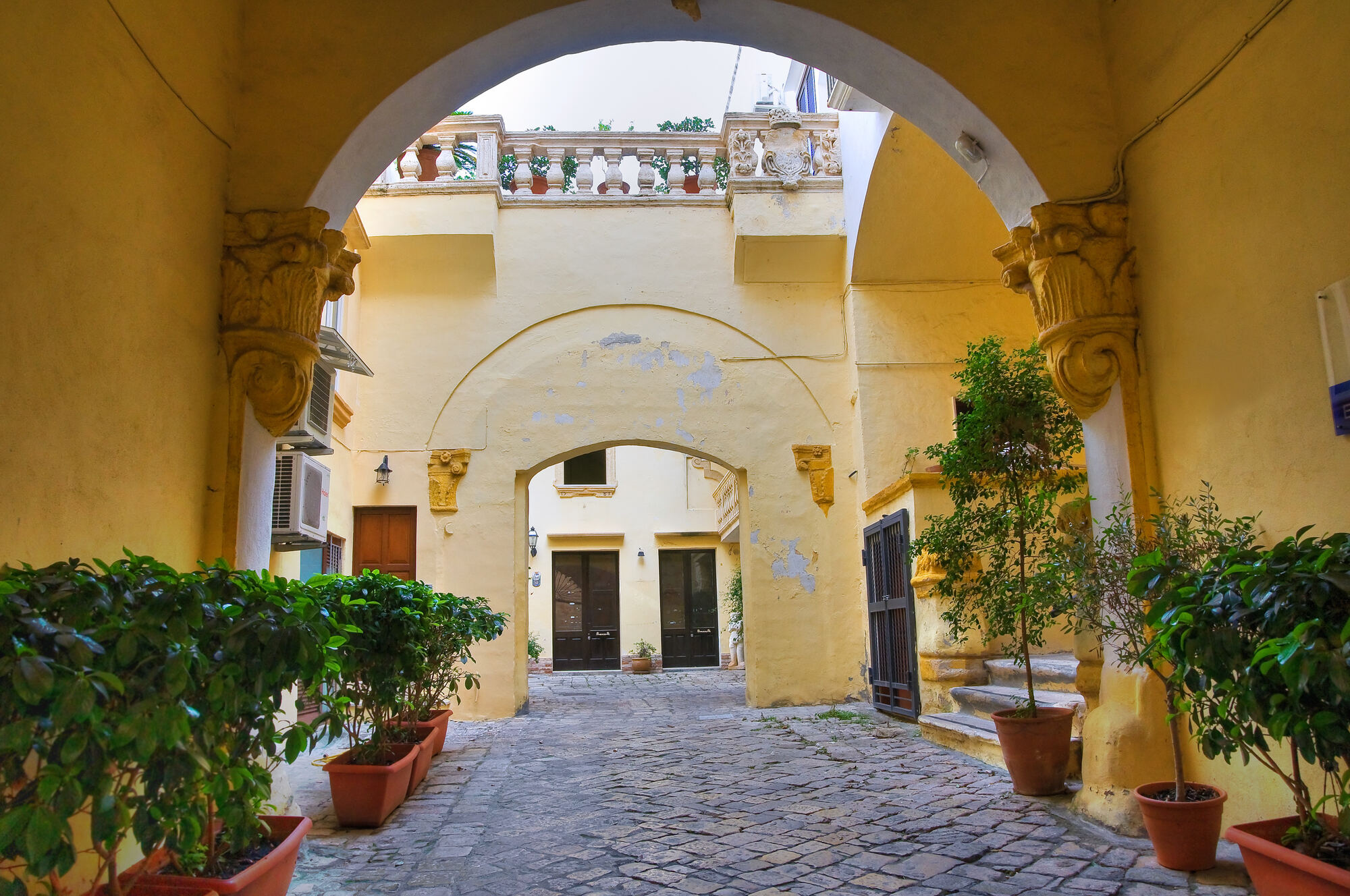 Splendido Palazzo Balsamo di Gallipoli, esempio di residenza civile barocca con elementi architettonici decorati.