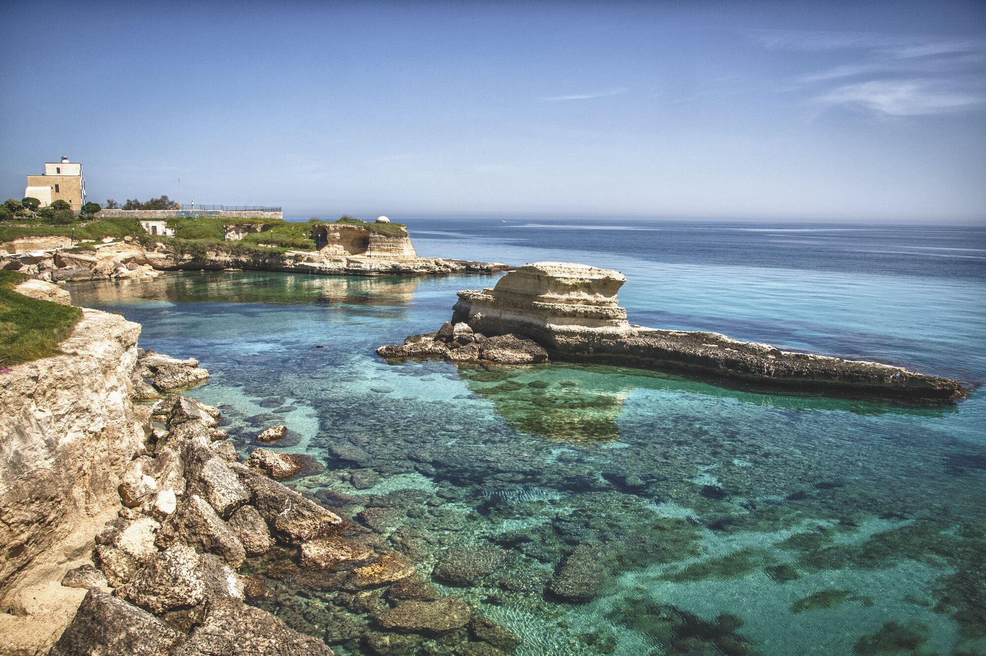 Torre Sant'Andrea è un minuscolo porticciolo scavato nella roccia calcarea, con una spiaggetta sabbiosa e libera, circondata da faraglioni e grotticelle. Ideale per una visita durante la tramontana.