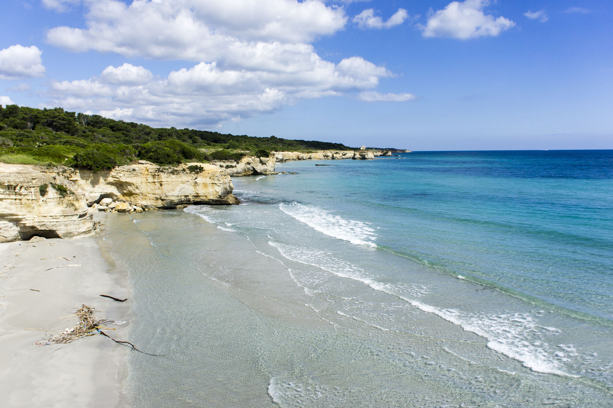 La spiaggia di Frassanito, a Otranto, sul litorale adriatico, è una delle migliori spiagge del Salento, con Bandiera Blu e 5 Vele Legambiente. Circondata da dune e macchia mediterranea, offre un fondale misto ideale per la pesca. Dotata di lidi attrezzati e aree libere, è perfetta per praticare sport acquatici come surf e windsurf. Vicino ci sono campeggi e agriturismi.