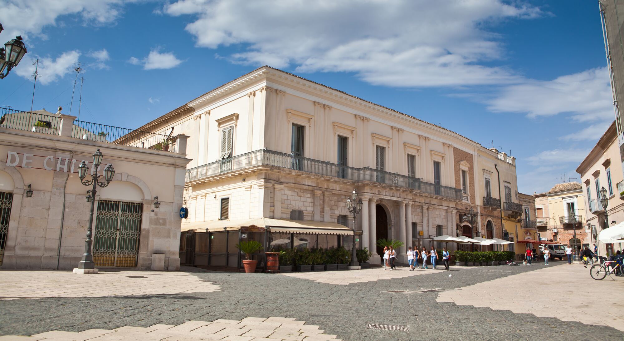 Palazzo Cavalli di Lucera: prospetto neoclassico, portale dorico, affreschi neoclassici, biblioteca storica, famiglia Cavalli importante nel XIX secolo.