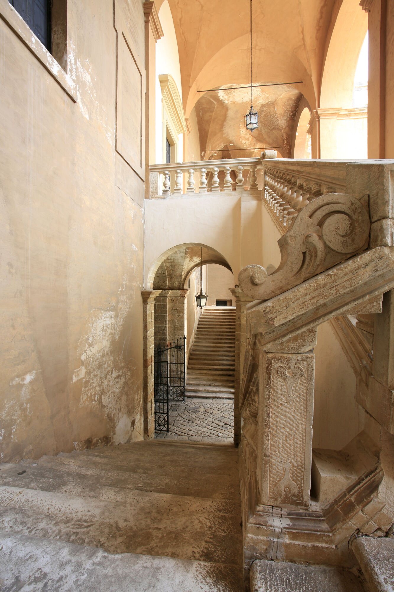 Palazzo Imperiali, esempio unico di architettura barocca a Manduria, con opere d'arte e cortile elegante.