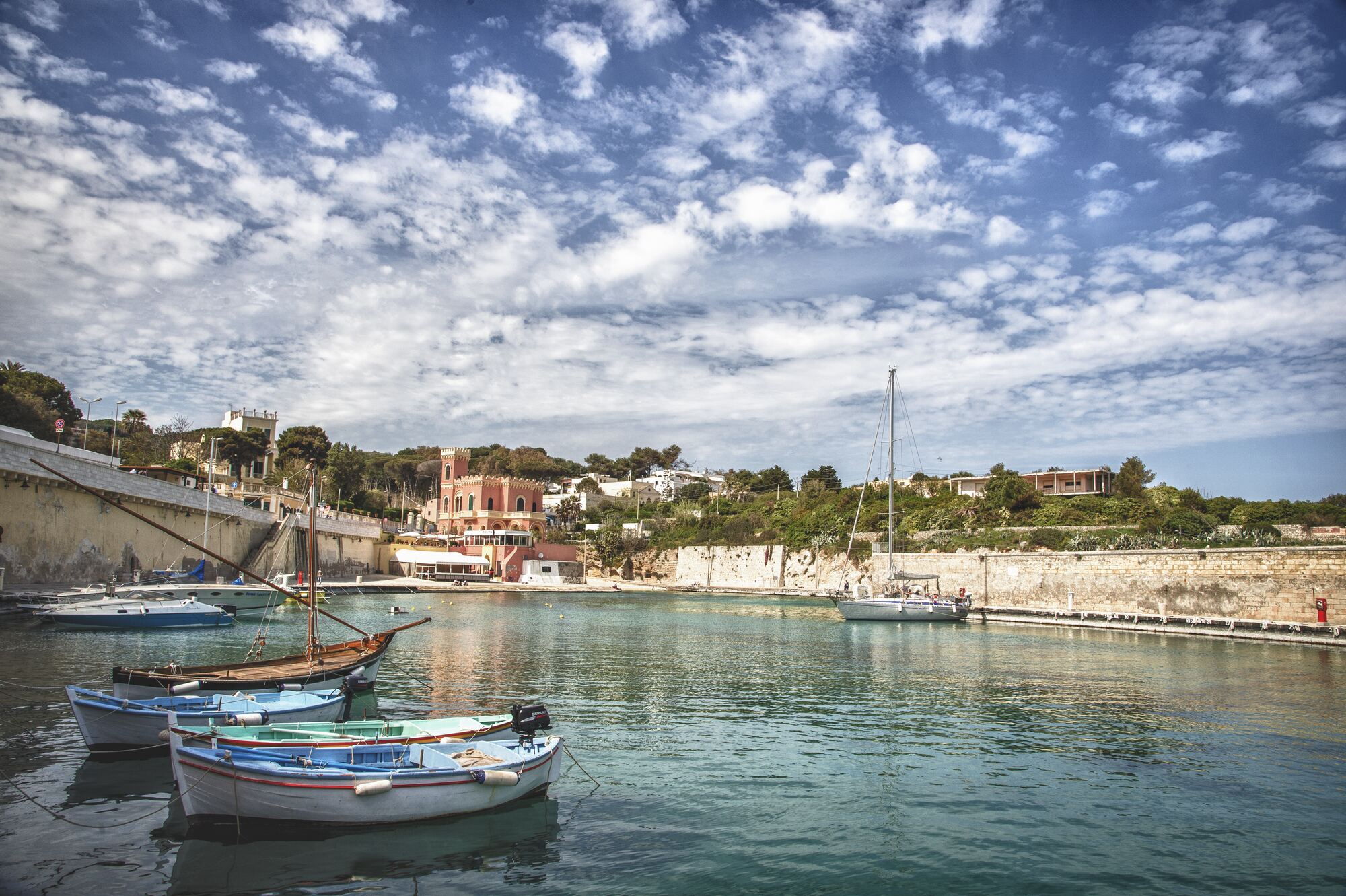 Tricase Porto è una località balneare premiata con le 3 Vele di Legambiente, con un litorale basso e roccioso, grotte e insenature sabbiose.